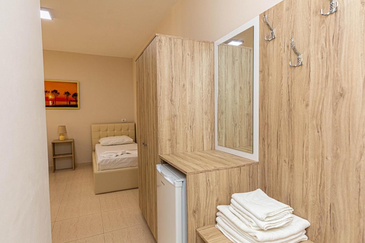 Jordan'S Hotel Vlorë Екстериор снимка