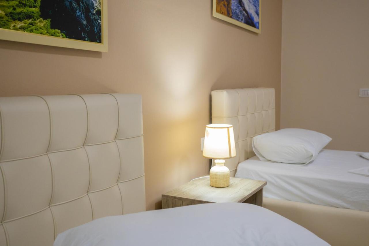 Jordan'S Hotel Vlorë Екстериор снимка