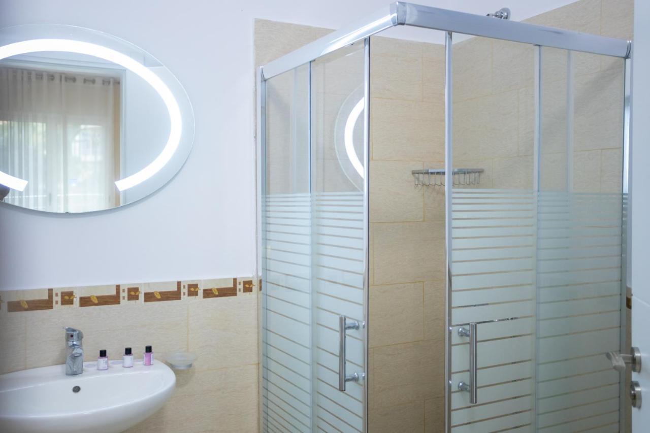 Jordan'S Hotel Vlorë Екстериор снимка